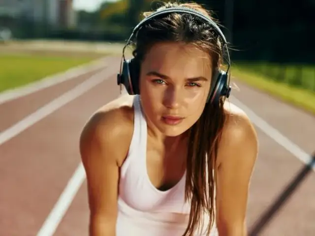 Jak nosić słuchawki bezprzewodowe? Komfort, zdrowie, stabilność!