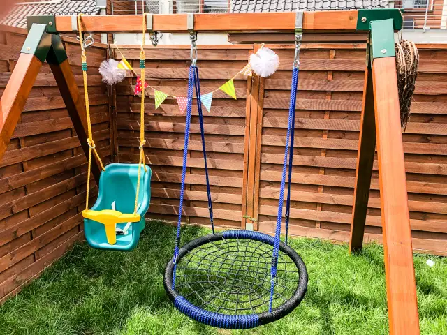 Jak naprawić huśtawkę bocianie gniazdo? Poradnik DIY i bezpieczeństwa.