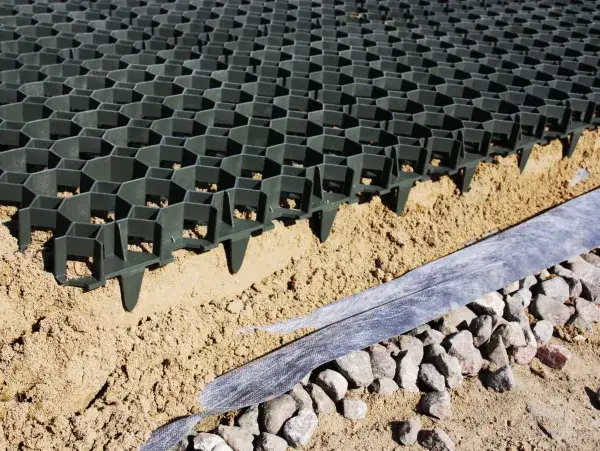 Tanie alternatywy dla kostki brukowej – oszczędź na nawierzchni