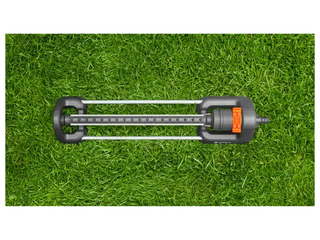 Zraszacz Gardena na trawniku.