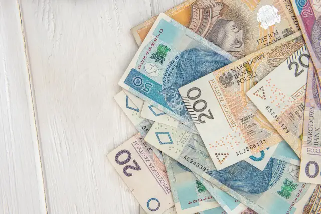 Alimenty po wyroku: Od kiedy płacić? Uniknij odsetek i komornika