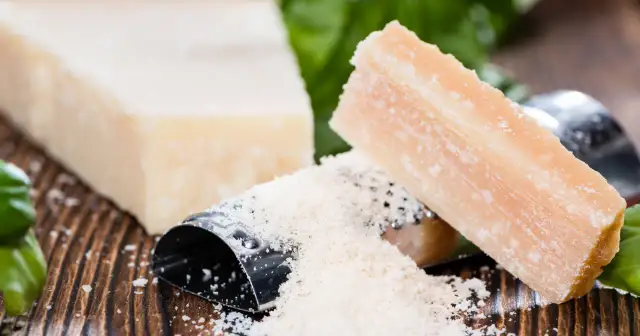 Ile kalorii ma parmezan? Sprawdź, co musisz wiedzieć o serze