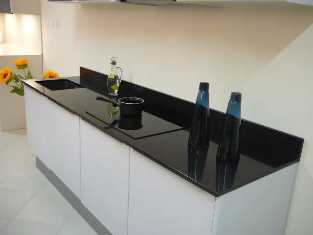 Czarny konglomerat blat – trwałe i eleganckie rozwiązanie do kuchni i łazienki