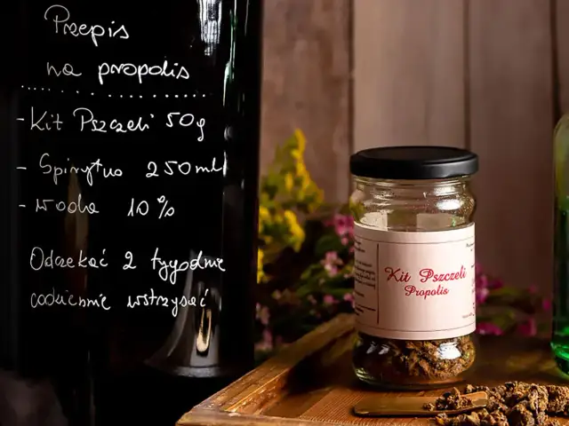 Propolis na spirytusie: Jak czerpać moc z ula bez ryzyka?