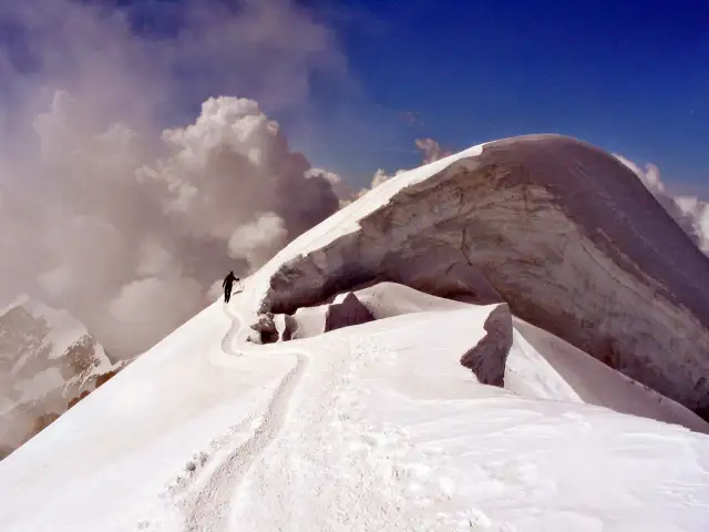 Góry i ciśnienie: Jak aklimatyzować się i uniknąć choroby wysokościowej?