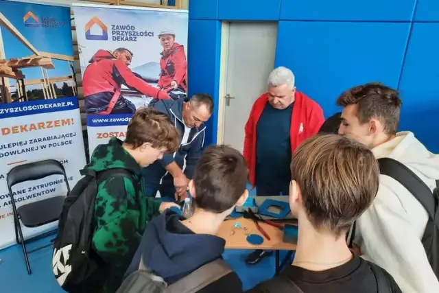 Dekarz: Praca, zarobki, przyszłość. Czy to zawód dla Ciebie?