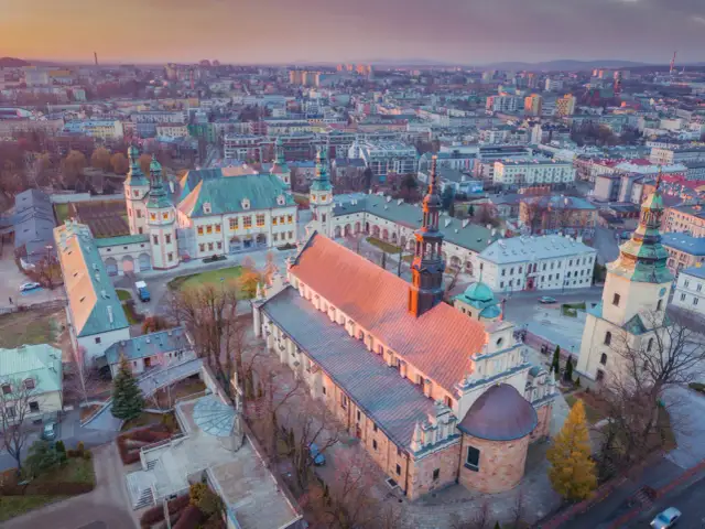 Kielce co zwiedzić? Bazylika katedralna i Pałac Biskupów Krakowskich o zachodzie słońca. Wspaniałe zabytki miasta.