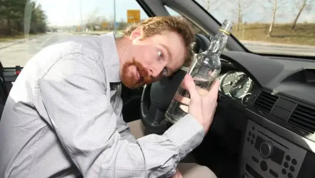 Po jakim czasie po piwie można prowadzić auto? Sprawdź!