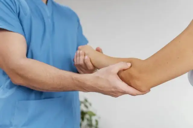 Ile trwa rehabilitacja po złamaniu ręki? Kluczowe informacje o czasie i ćwiczeniach