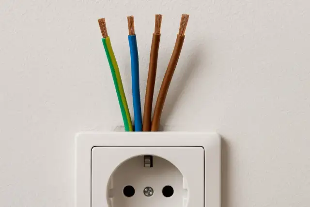 Moc przyłączeniowa w bloku: Jak dobrać kW i uniknąć "wybijania korków"?