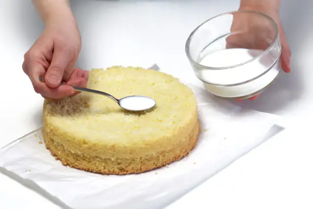 Czym nasączyć biszkopty do sernika na zimno, by były idealne?