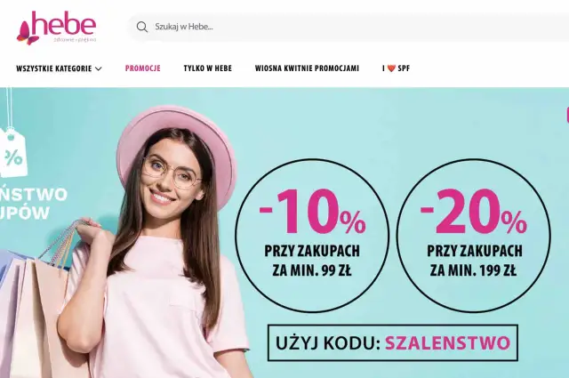 Uśmiechnięta kobieta z torbami na zakupy, promocje -10% i -20% w Hebe.