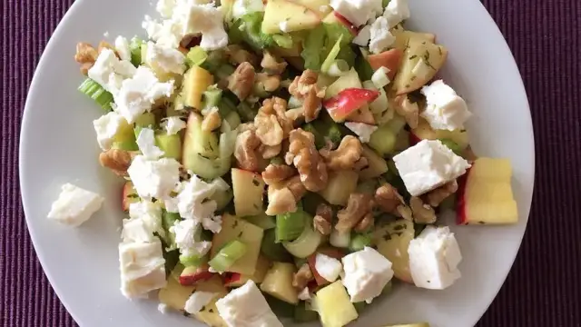 Apfel-Sellerie-Salat: Knackiger Klassiker & leichte Varianten