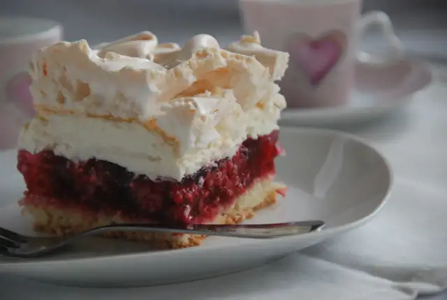 Malinowa chmurka na biszkopcie czy na kruchym – która lepsza?
