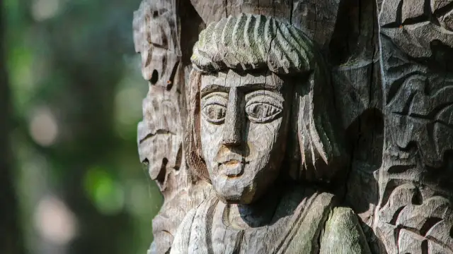 Kuros z Tenei: Tajemnica archaicznego uśmiechu i jego historia