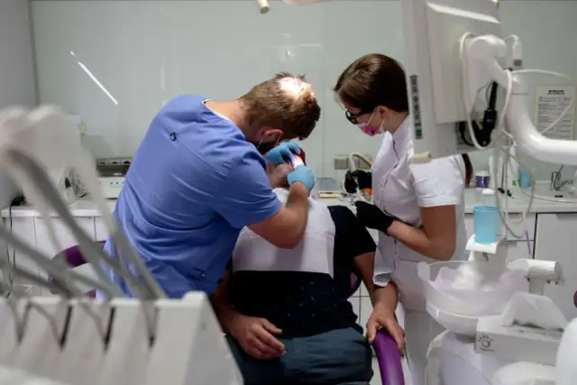 Cennik dentysty prywatnie 2024: Ile kosztuje leczenie zębów?