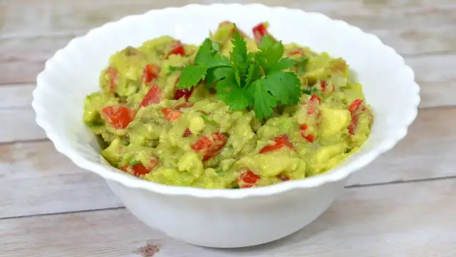 Co zrobić z guacamole? 10 pysznych pomysłów na wykorzystanie pasty