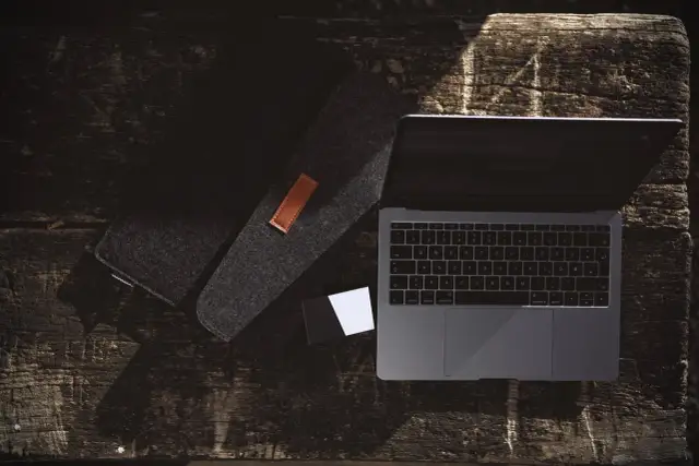 Czy można zabrać laptopa do bagażu podręcznego? Ważne zasady i ograniczenia