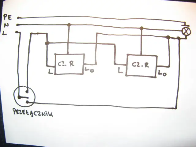 Dwa czujniki ruchu do jednej lampy - który schemat wybrać?