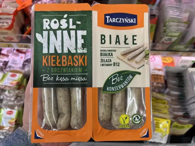 Roślinne kiełbaski z boczniakiem, bez kęsa mięsa. Gdzie kupić? Tarczyński białe, wegańskie, bez konserwantów.