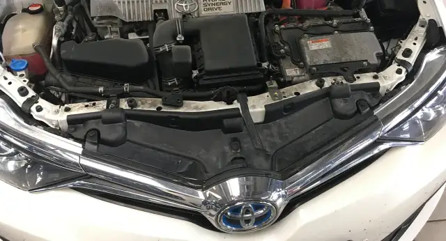 Jak uruchomić silnik w Toyota Auris Hybrid - uniknij problemów z odpaleniem