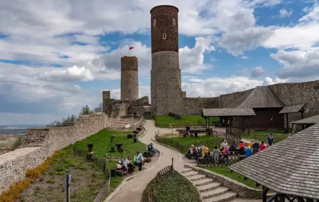 Zamek Chęciny atrakcje: odkryj niezapomniane miejsca i wydarzenia