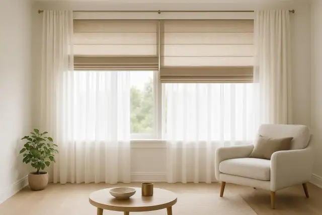 Eleganckie dekoracje okien: zasłony, rolety rzymskie i ozdoby na parapet tworzą przytulną atmosferę.