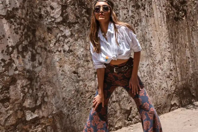 Jaka bluzka do dzwonów? Odkryj sekrety idealnych stylizacji!