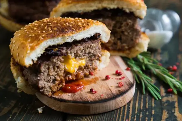 Jak zrobić hamburgery z mięsa mielonego – łatwy przepis na pyszne danie