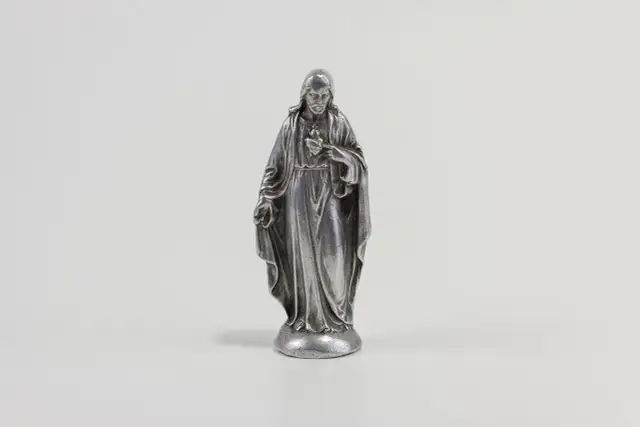 Figurka Jezusa z Sercem. Czy nieczystość to grzech ciężki? Ta figurka przypomina o czystości serca i duszy.