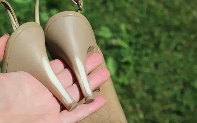 Jak naprawić zniszczone obcasy - skuteczne metody i porady