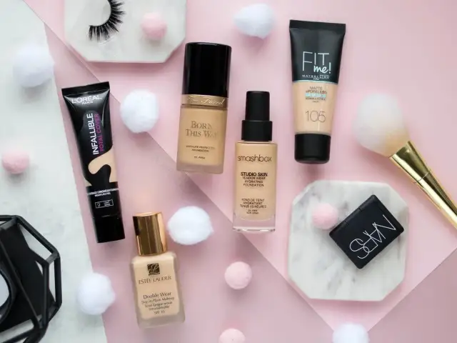 Jak ukryć pryszcze makijażem? Naturalny efekt bez maski!