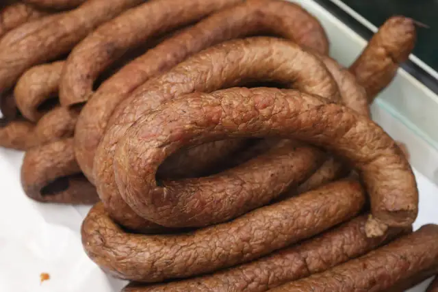 Ceny kiełbasy żywieckiej - sprawdź, dlaczego warto porównać oferty