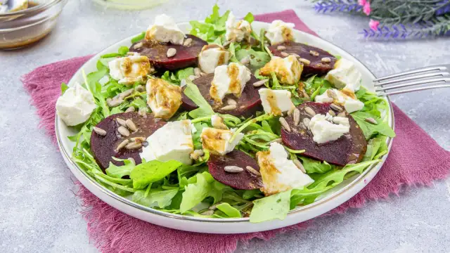 Sałatka z burakiem i rukolą: przepis, warianty i sekrety smaku