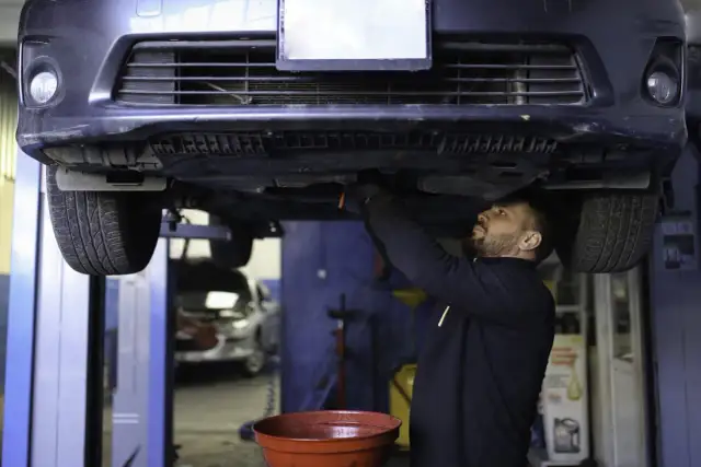 Czy warsztat samochodowy sprzedający przepracowany olej musi stosować kod gtu?