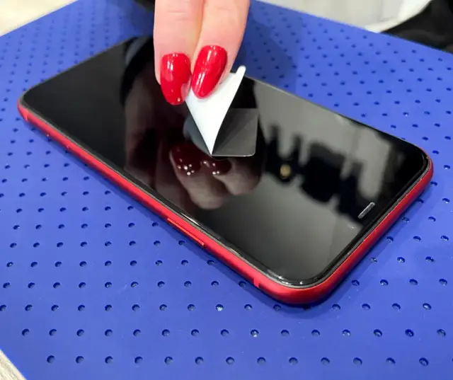 Jak ściągnąć szkło hartowane z aparatu bez ryzyka uszkodzeń