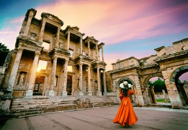 Ile zarabiają Turcy w hotelach? Zarobki, napiwki, koszty życia