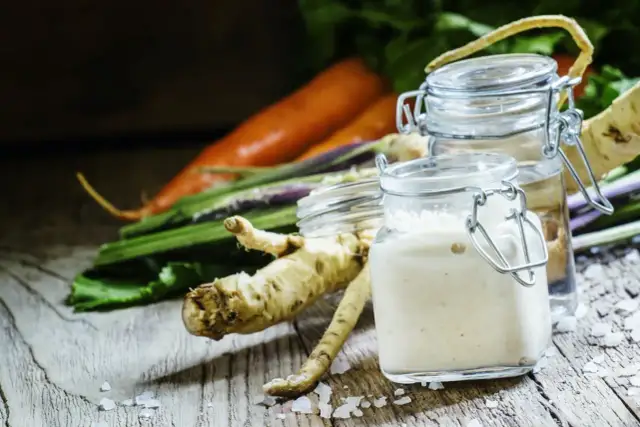 Chrzan a karmienie piersią: Możesz jeść? Rozwiewamy mity!