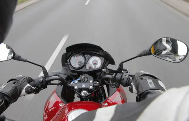 Czy po autostradzie można jechać motocyklem? Zasady i przepisy, które musisz znać