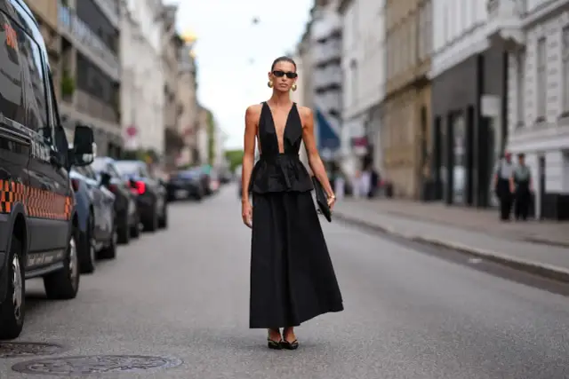 Czarna sukienka na wesele: Buty, które odczarują czerń!