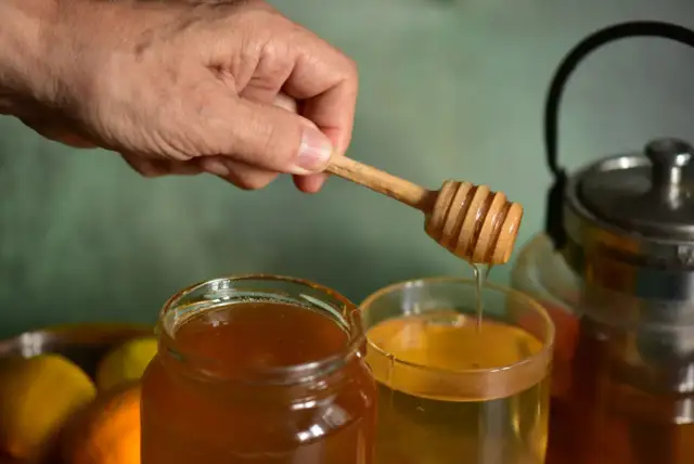 Jak rozpoznać prawdziwy miód malinowy i uniknąć podróbek – praktyczne porady