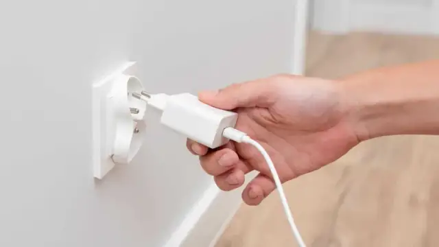 Ile prądu pobiera ładowarka w kontakcie? Zaskakujące koszty energii