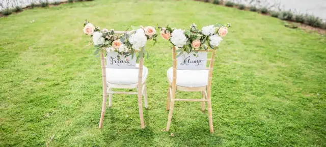 Dekoracja krzeseł weselnych: Inspiracje i porady DIY