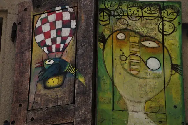 Parapet drewniany olejowany czy lakierowany – co wybrać dla swojego domu?