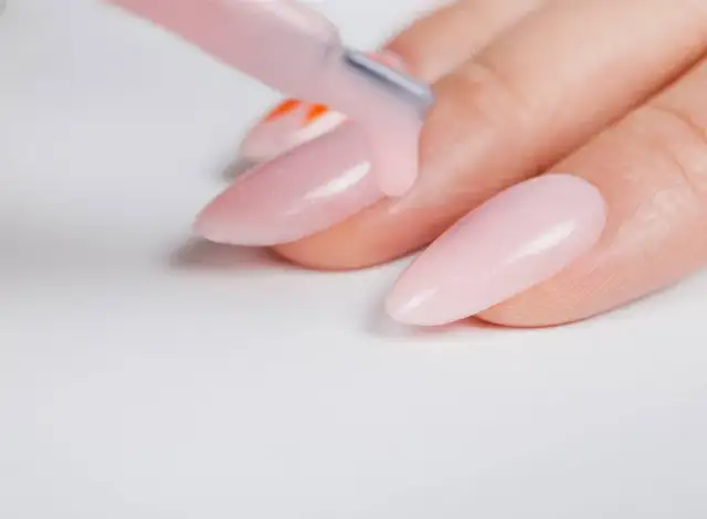 Co pod żel na paznokcie? Kluczowe kroki do trwałej stylizacji