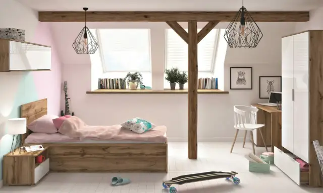 Nowoczesny pokój dla dziewczynki na poddaszu z drewnianym łóżkiem, biurkiem i szafą. Wygodna przestrzeń do nauki i odpoczynku.
