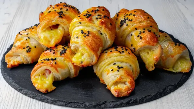 Rogaliki drożdżowe lub półfrancuskie bez jajek - przepis krok po kroku