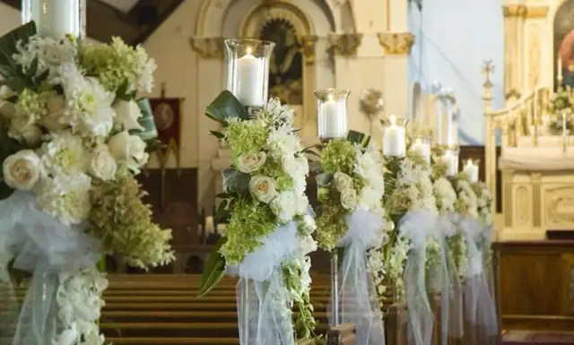 Jakie kwiaty na ołtarz do kościoła - wybierz te pełne symboliki