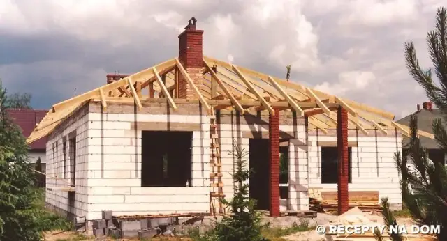 Dom parterowy: strop drewniany czy betonowy - co wybrać, by zaoszczędzić?