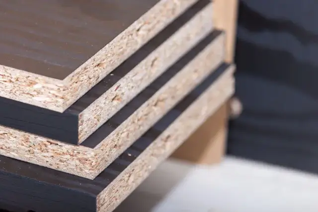 Jaka płyta na tył szafki? Odkryj najlepsze materiały i ich zalety